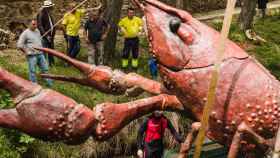 Colocación de una escultura representando un cangrejo gigante en el rio Duero a su paso por Soria