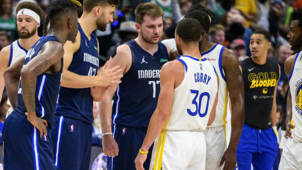Luka Doncic se enfrenta a Stephen Curry en un partido de playoffs