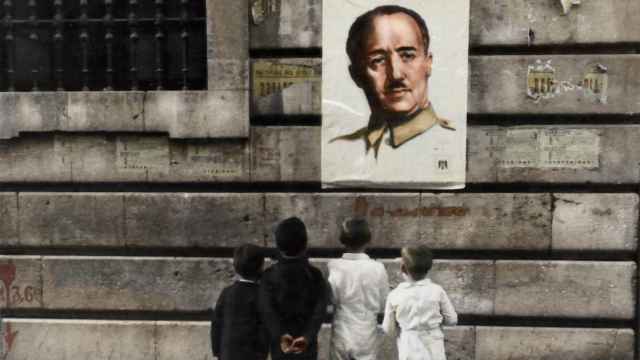 Un grupo de niños ante el conocido retrato de Franco realizado por el artista navarro Crispín Martínez. / BNE / Desperta Ferro Ediciones