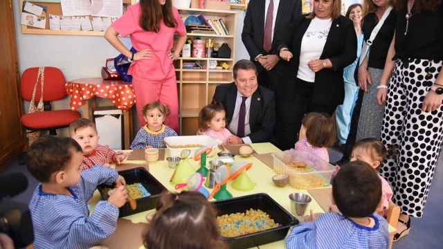 Un momento de la visita de García-Page a la escuela infantil 'El Alfar' de Talavera de la Reina.