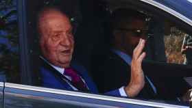 El rey Juan Carlos saluda a su llegada este lunes al Palacio de la Zarzuela de Madrid.