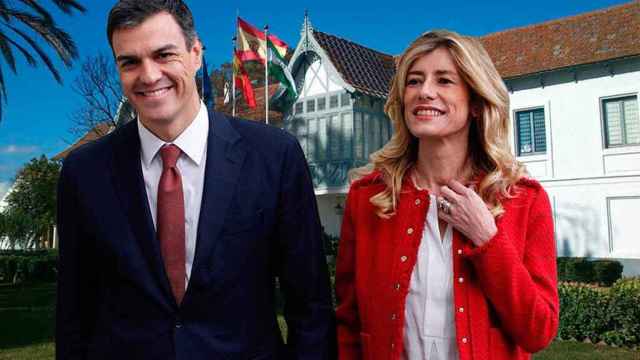El presidente del Gobierno, Pedro Sánchez, y su mujer, Begoña Gómez, con el Palacio de Doñana de fondo.