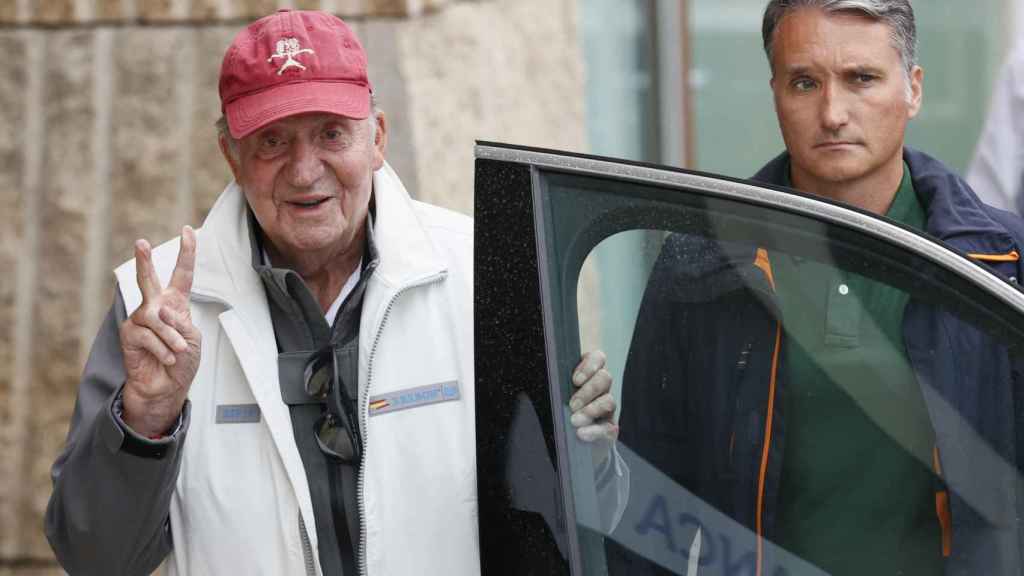El Rey Juan Carlos se dirige hacia el Club Náutico de Sanxenxo, este domingo, en su último día de regatas.