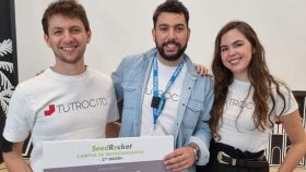 Los tres cofundadores de Tutrocito: Darius Molnar (CEO), Jorge Geniz (COO) y María Coronel (CFO), tras recoger su premio en el 27 Campus de Emprendedores de SeedRocket.
