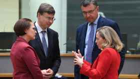 Nadia Calviño conversa con el vicepresidente de la Comisión, Valdis Dombrovskis, durante el Eurogrupo de este lunes