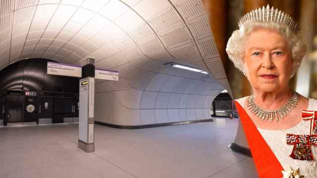 Fotomontaje con el interior de una estación del metro y la reina de Inglaterra.