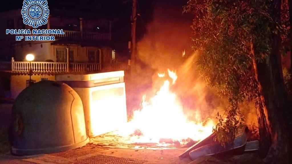 Contenenedor incendiado en Fuengirola.