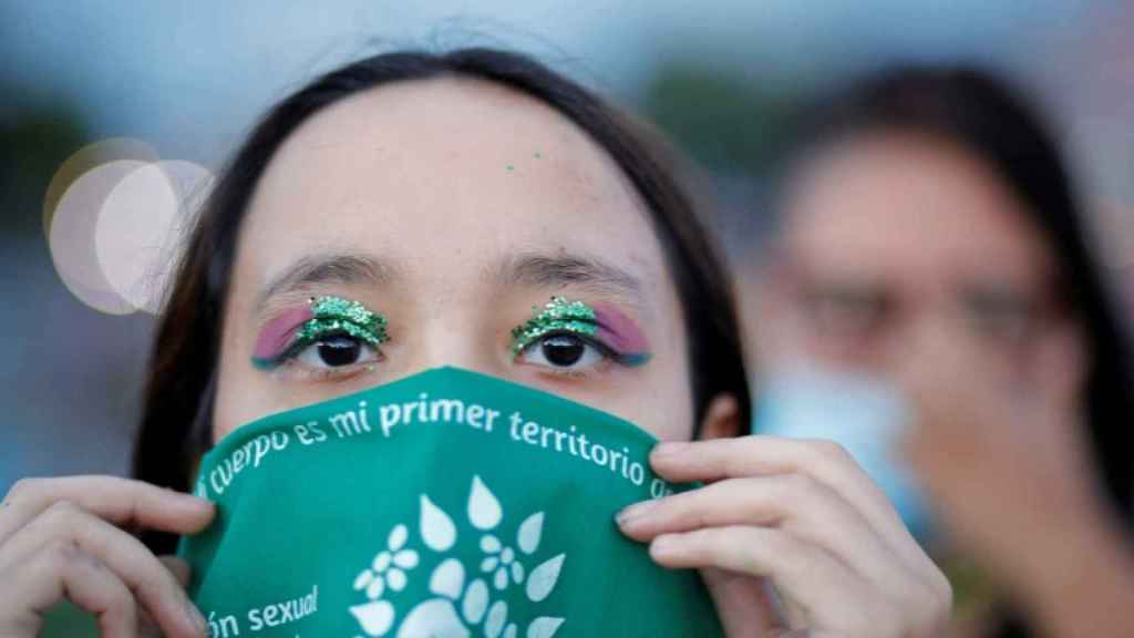 Una joven participa en una manifestación a favor del aborto seguro en El Salvador, en 2020.