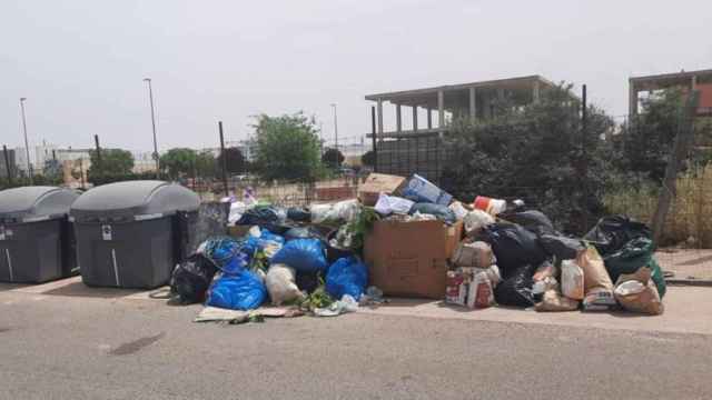 Una de las fotografías que muestran el comportamiento incívico de algunos ciudadanos con la basura.