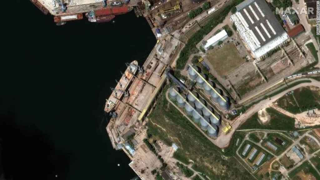 Barcos rusos en Sebastopol siendo cargados con grano ucraniano.