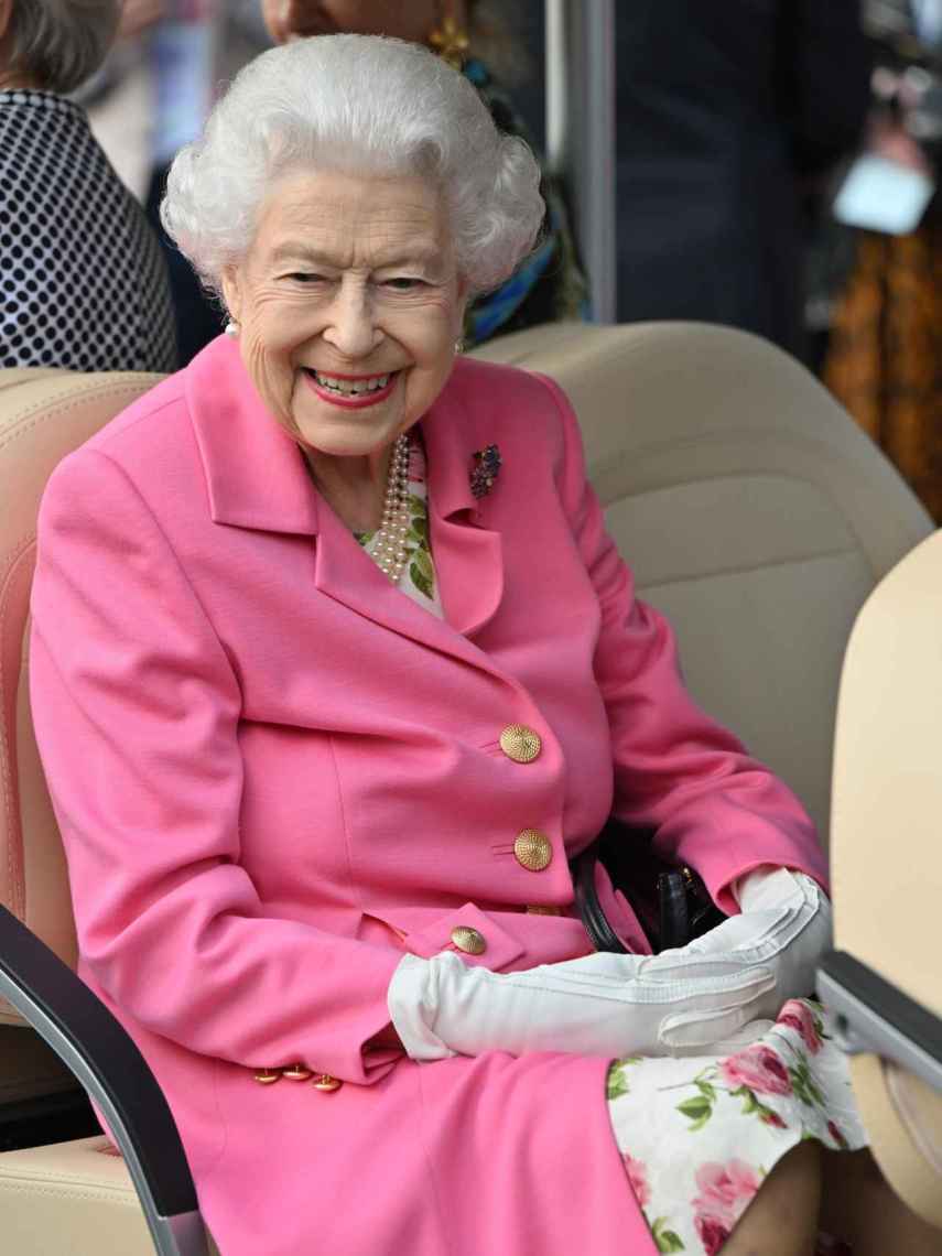 La Reina se mostró muy sonriente durante el acto, y apostó por un fino abrigo rosa y un vestido de flores.