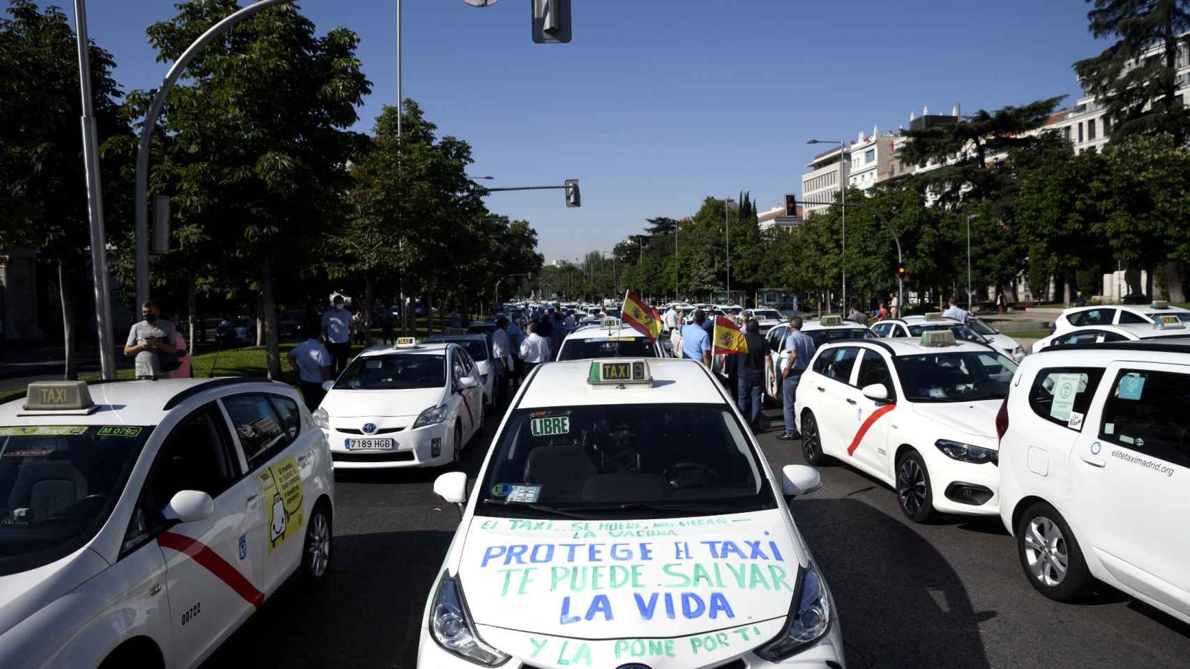 Macroconcentración de taxis en el Paseo de Recoletos en 2019.