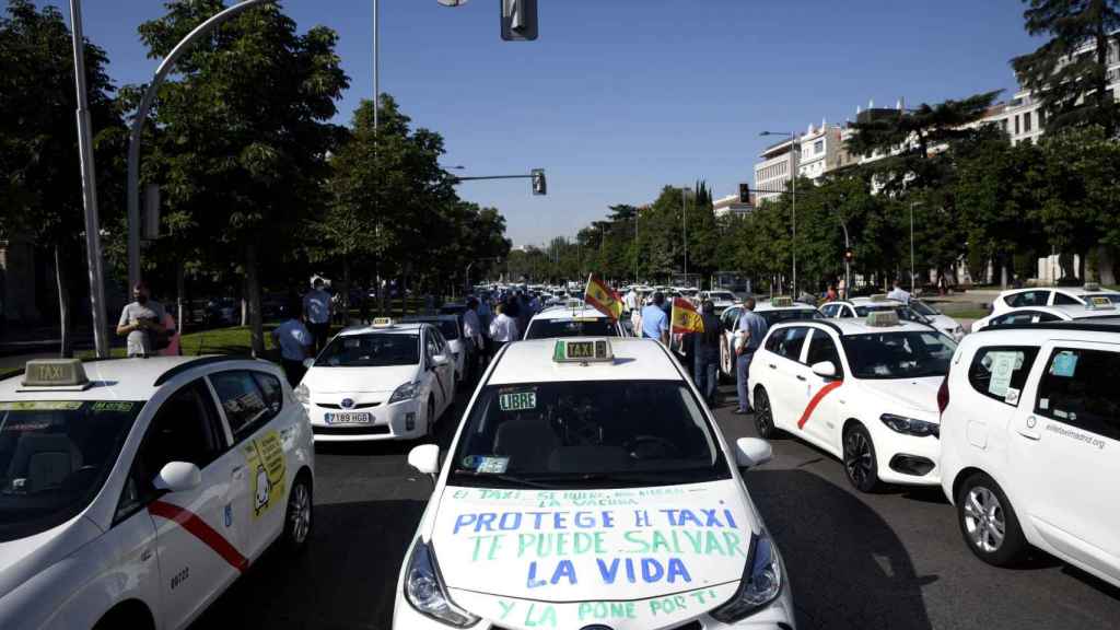 Macroconcentración de taxis en el Paseo de Recoletos en 2019.