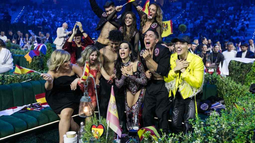 María Eizaguirre con Chanel y el equipo durante las votaciones en Eurovisión.
