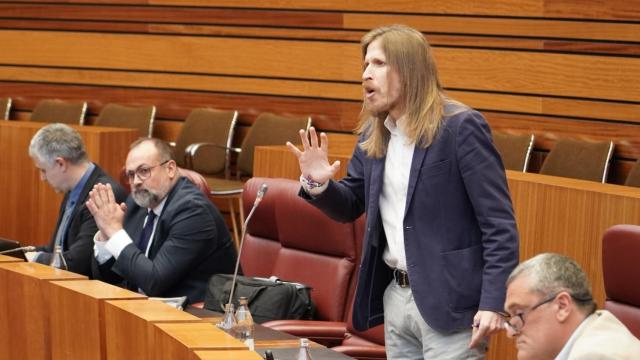 El procurador de Unidas Podemos, Pablo Fernández, durante su intervención en el pleno de las Cortes.