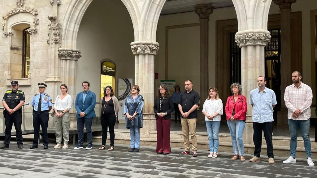 Minuto de silencio en el Ayuntamiento de Terrassa este martes por las dos jóvenes asesinadas.