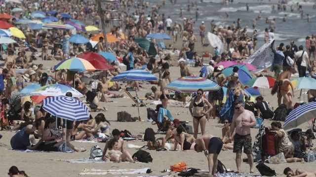 Aspecto que presentaba una playa valenciana el pasado fin de semana, en el que subieron las temperaturas.