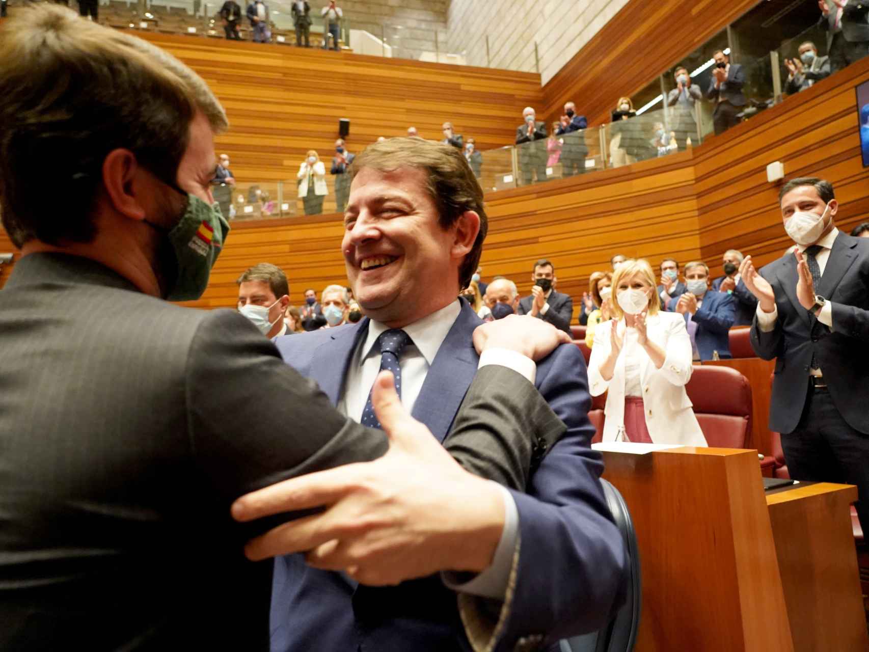 El presidente de la Junta, Alfonso Fernández Mañueco, abraza a su vicepresidente, Juan García-Gallardo, en la sesión constitutiva de las Cortes.