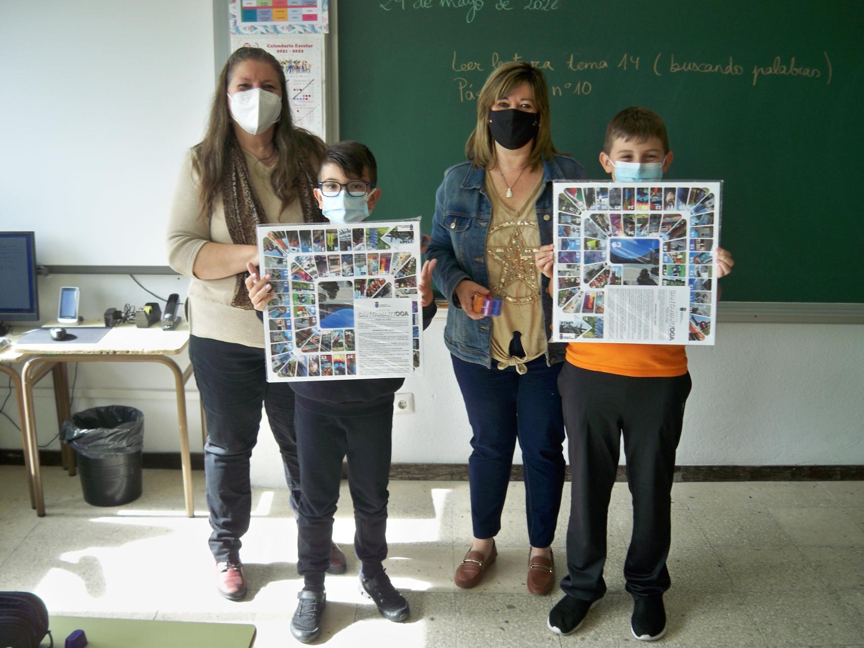 La concejala Esther Casado entrega los juegos de mesa a los colegios de Santa Marta