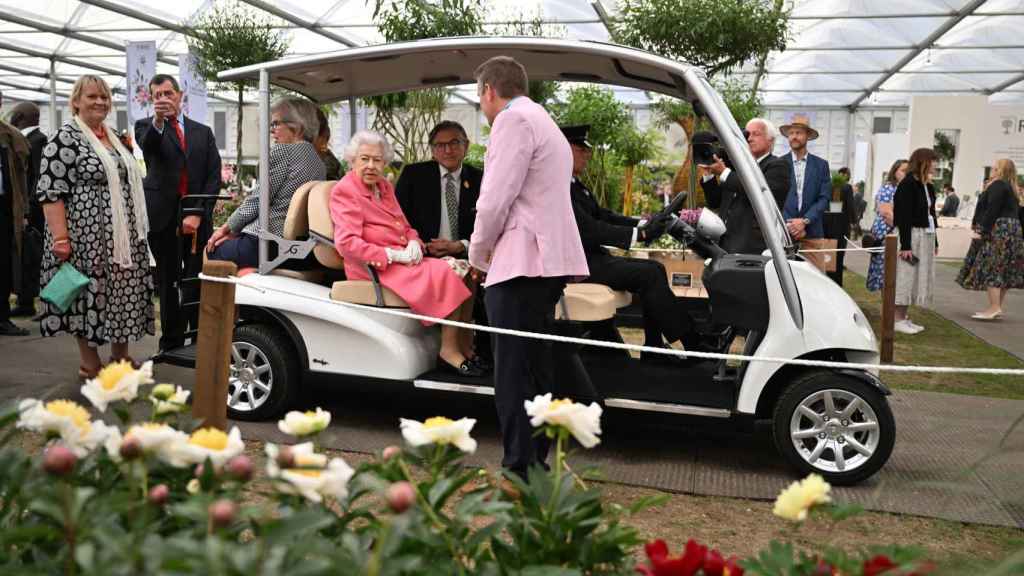 Isabel II ha 'paseado' por el evento de jardinería montada en un carrito de golf.