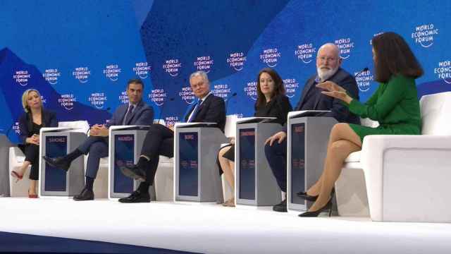 El presidente del Gobierno, Pedro Sánchez, con el resto de panelistas de una mesa redonda sobre la energía en Davos.