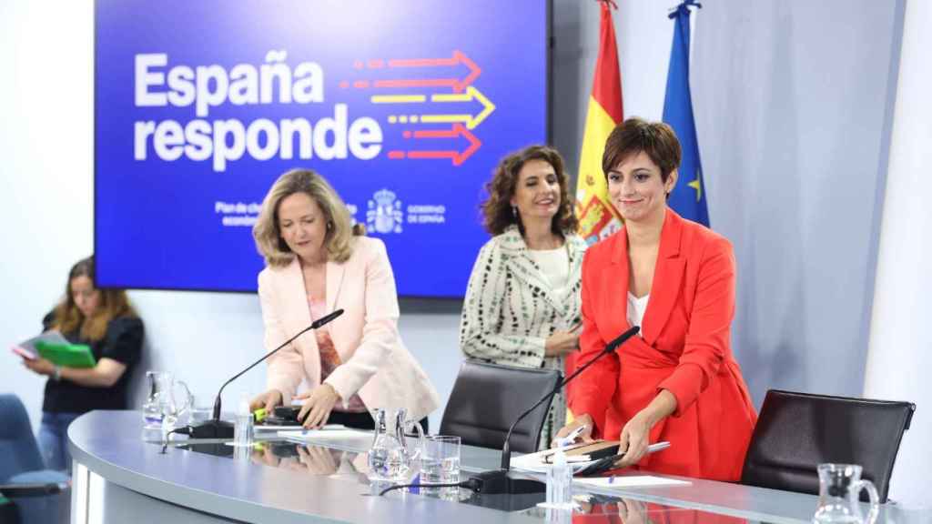 La vicepresidenta Nadia Calviño y las ministras María Jesús Montero e Isabel Rodriguez, en la rueda de prensa posterior al Consejo de Ministros.