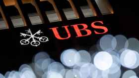 Logotipo de UBS en unas oficinas del banco.