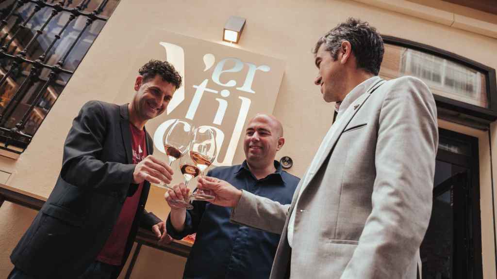 Los sumilleres David Seijas y Ferrán Centelles brindan con Julio Barluenga.