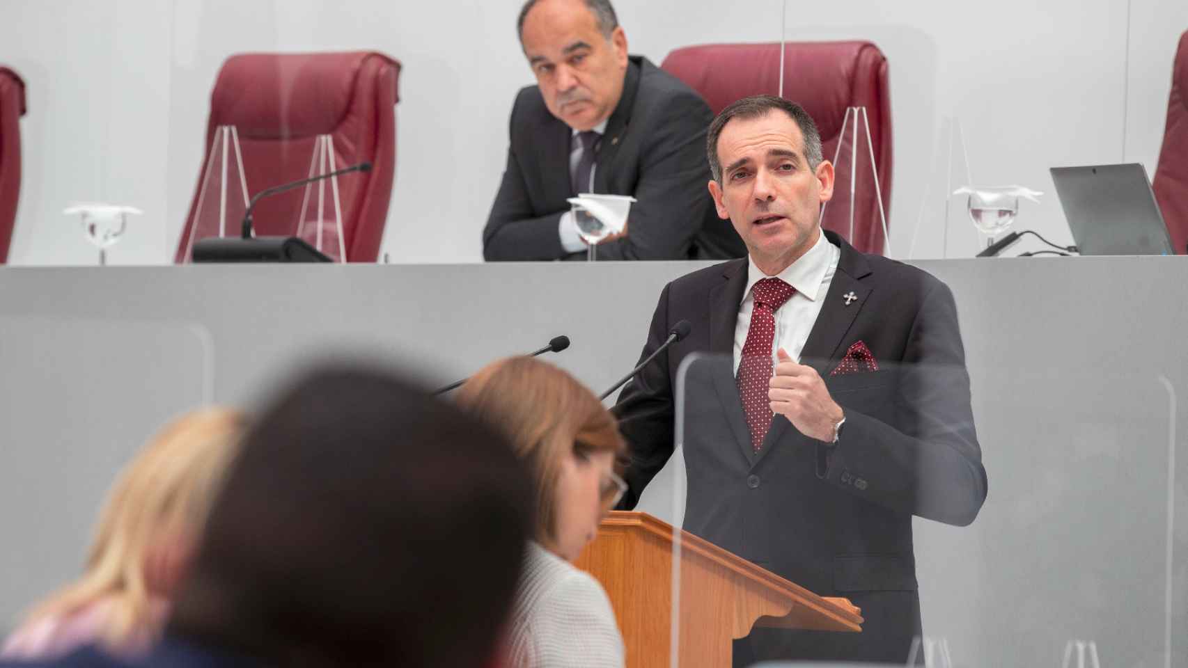 El portavoz de Vox, Juan José Liarte, este miércoles, durante su intervención en el pleno de la Asamblea Regional de Murcia.