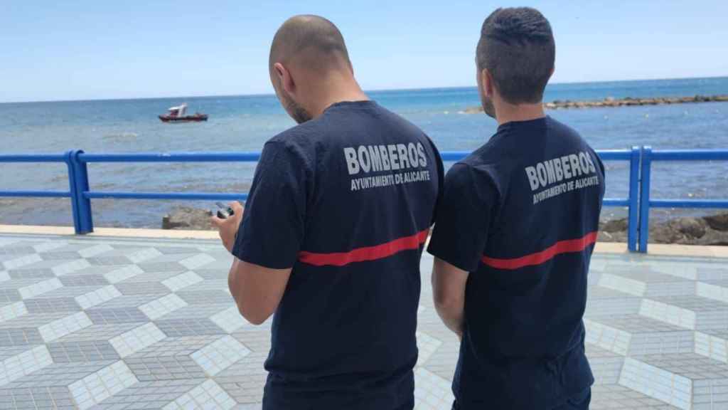 Dos bomberos del SPEIS que participan en el dispositivo de búsqueda de un hombre desaparecido desde el lunes.
