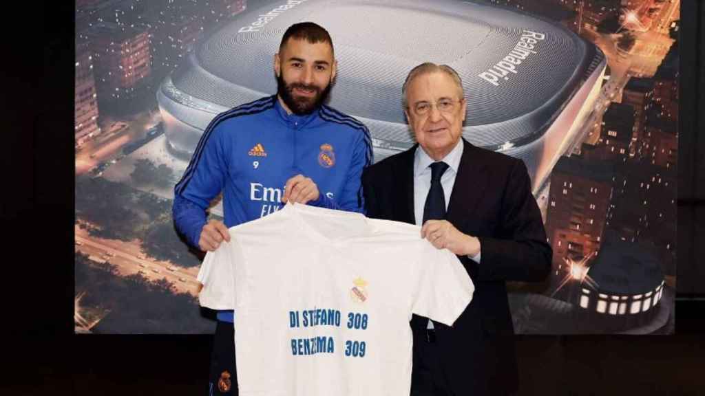 Florentino Pérez homenajea a Benzema como tercer máximo goleador de la historia del Real Madrid