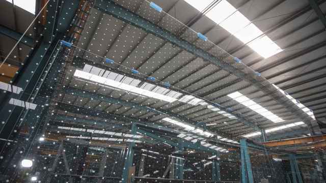 Imagen de vidrios procesados en la fábrica de TVitec en Cubillos del Sil, León