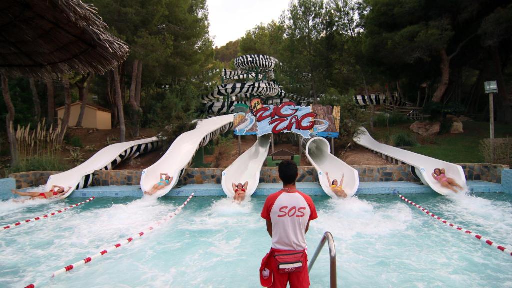 De fondo una de las atracciones de Aqualandia Benidorm.