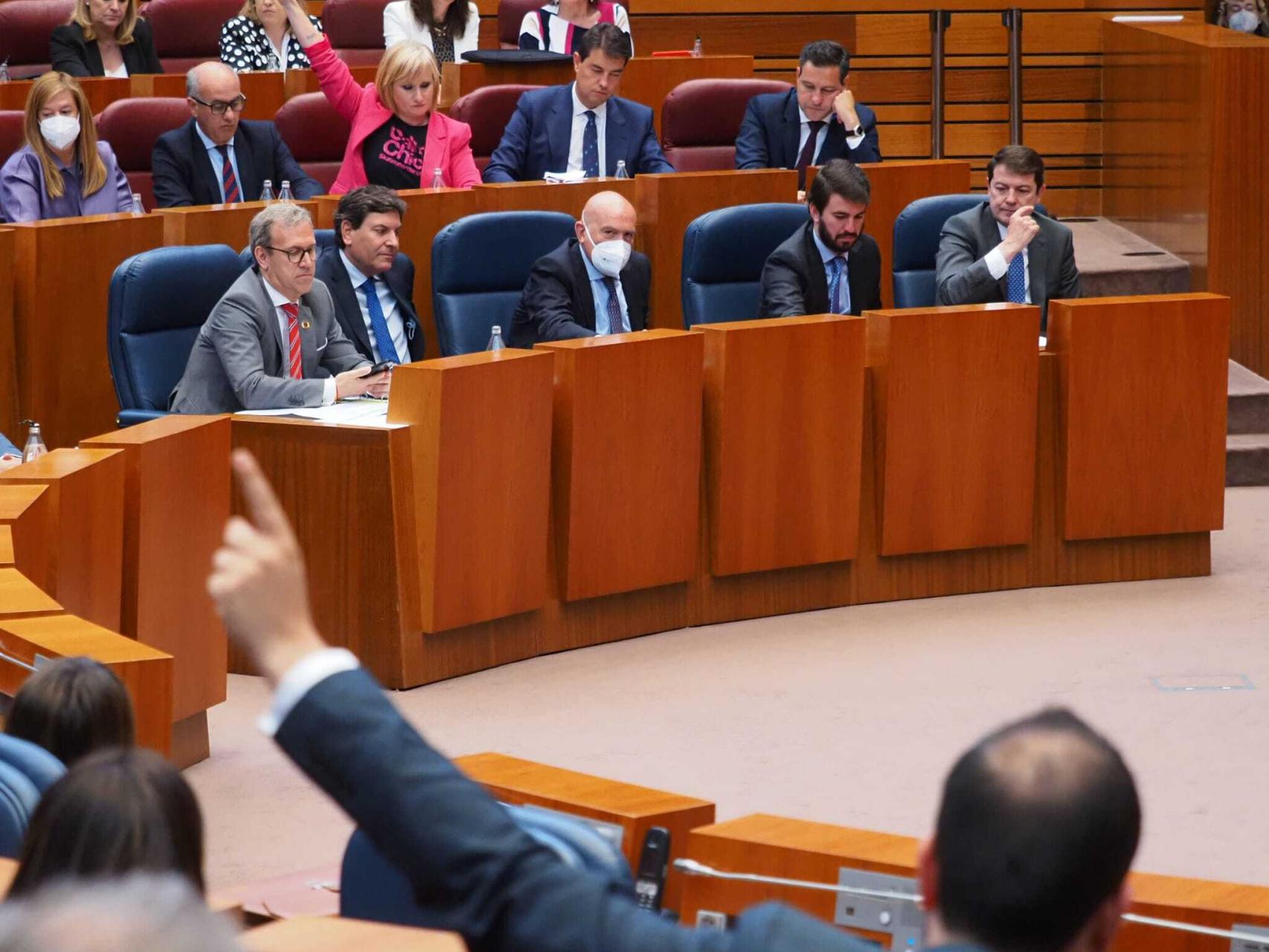 Votación durante el pleno de este miércoles en las Cortes.