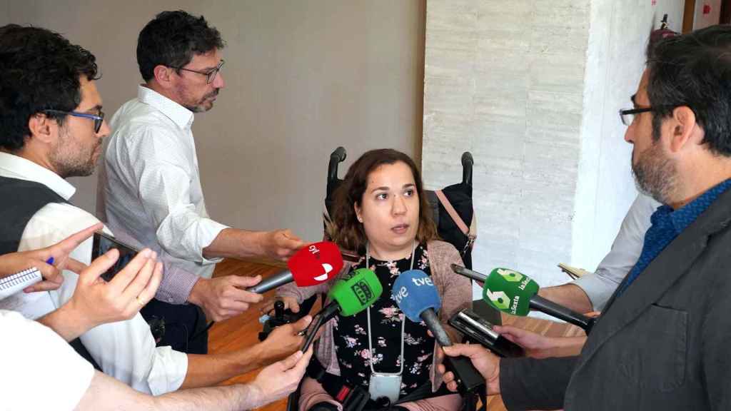 La procuradora socialista Noelia Frutos atiende a los medios