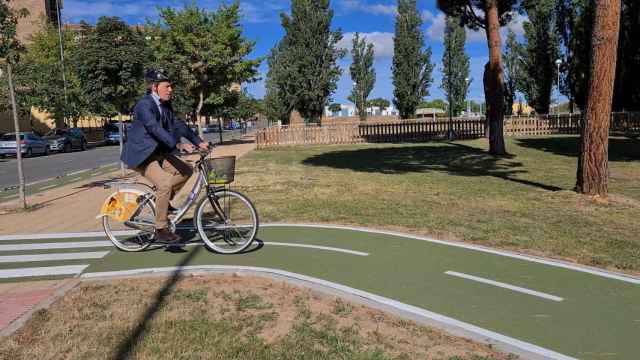 El alcalde de Salamanca, Carlos García Carbayo, pasea en bici por Los Alcaldes