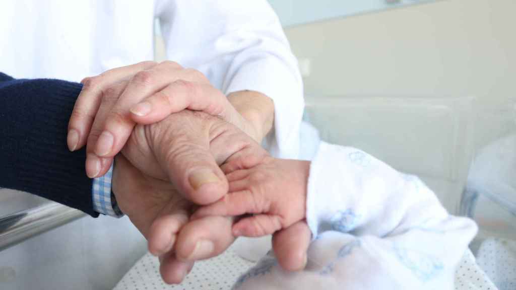 Un anciano con alzhéimer conoce a su nieto recién nacido en el Hospital Virgen del Rocío.
