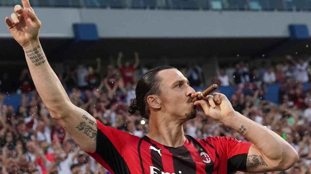 Zlatan Ibrahimovic, fumando un puro en la celebración del Milan del Scudetto 2021/2022