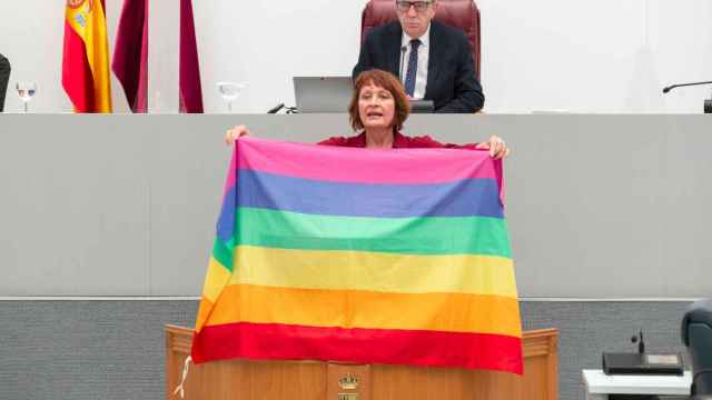 María Marín, portavoz de Unidas Podemos, este miércoles, en el debate de la Asamblea Regional mostrando a Vox una bandera arcoíris.