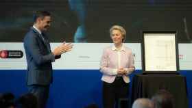El presidente del Gobierno, Pedro Sánchez, aplaude a la presidenta de la Comisión Europea, Ursula von der Leyen, en Barcelona.