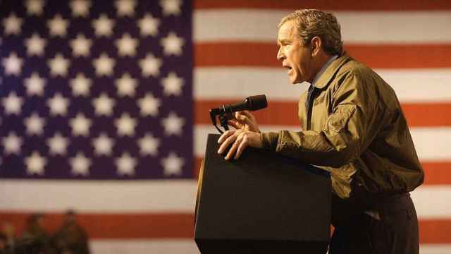George W. Bush se dirige a las tropas en Fort Hood (Texas) durante la guerra de Irak en 2003.