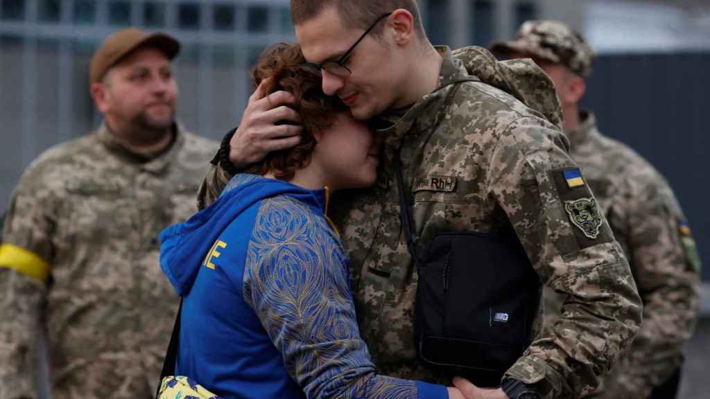 Una pareja se abraza en Kiev en la estación de Kiev antes de que él vaya a luchar al frente.