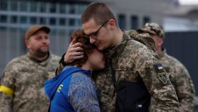 Una pareja se abraza en Kiev en la estación de Kiev antes de que él vaya a luchar al frente.