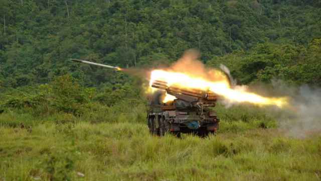 El lanzamisiles múltiple RM-70 en pleno disparo