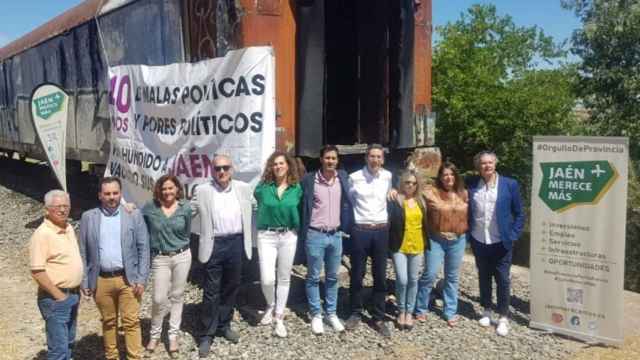 Los candidatos de Jaén Merece Más, junto a un viejo vagón de tren en una imagen cargada de simbolismo.