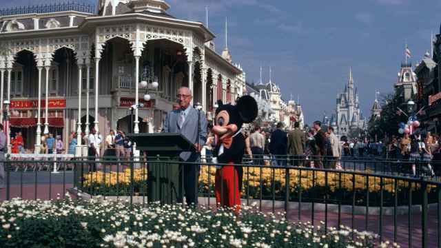 Roy, en la ceremonia de inauguración de Walt Disney World en 1971.