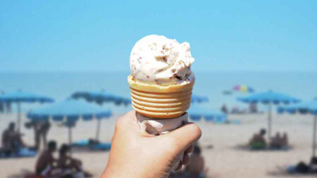 Una persona sujeta un helado con la mano.