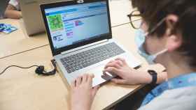 Un alumno usa un ordenador