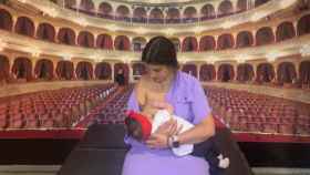 Rocío con su hija Pastora en el Teatro Falla.