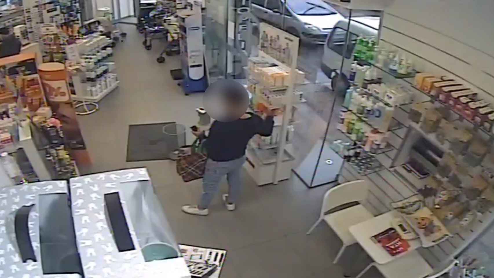 El hurto del joven en una farmacia de Alicante captado por las cámaras de seguridad.